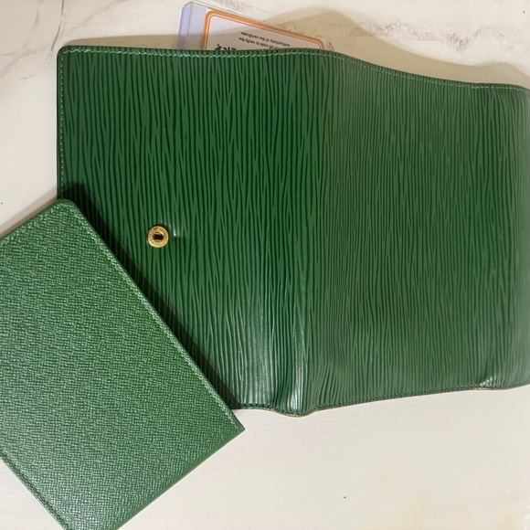 Louis Vuitton Epi GREEN Textured Wallet Like New! Authentic and Dust Bag - Picture 7 of 16